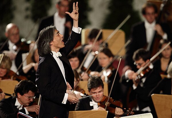 Zu den vielen großen Musikern, die vor Benedikt XVI. auftraten, zählte auch Kent Nagano mit dem Bayerischen Staatsorchester. Die Aufnahme entstand bei einem Konzert im Vatikan am 22. Oktober 2011.