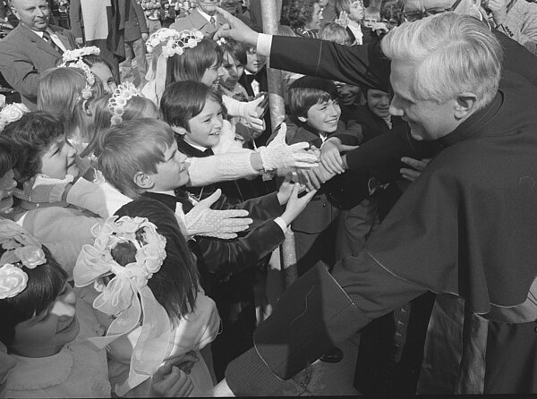 Bei seinem Einzug in die Landeshauptstadt Muenchen am 23. Mai 1977, musste der neue Erzbischof von Muenchen und Freising, Professor Joseph Ratzinger an der Ramersdorfer Marienkirche immer wieder die Haende Glaeubigen schuetteln. 