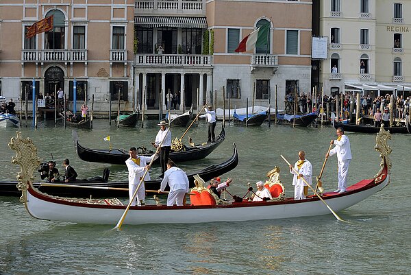 Papst im Boot in Venedig während seines Pastoralbesuchs.
