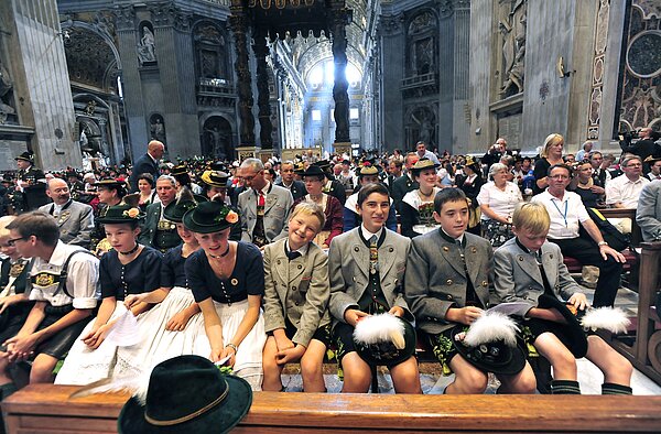 Bayerische Pilger sitzen am Samstag (04.08.2012) im Petersdom in Vatikanstadt in Rom bei einem Gottesdienst. Rund 1000 Pilger aus der Erzdiözese München-Freising gestalteten für Papst Benedikt XVI. anlässlich dessen 85-jährigen Geburtstages im April nachträglich einen Ehrenabend.