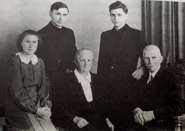 Familie Ratzinger nach der Primiz der beiden Brüder am 8. Juli 1951. V.l.n.r.: Schwester Maria, Bruder Georg, Mutter Maria, Joseph und Vater Joseph.