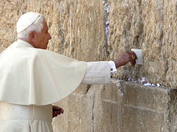 Papst Benedikt XVI. an der Klagemauer.
