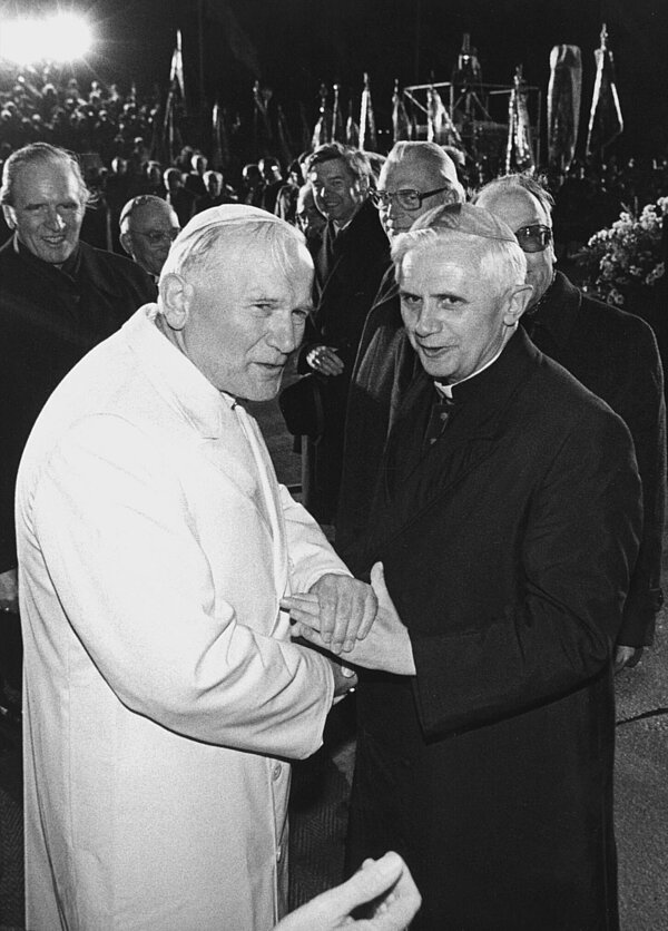Papst Johannes Paul II. verabschiedet sich auf dem Flughafen München-Riem im November 1980 von dem damaligen Erzbischof von München und Freising, Joseph Kardinal Ratzinger am Ende seines Deutschlandbesuches.