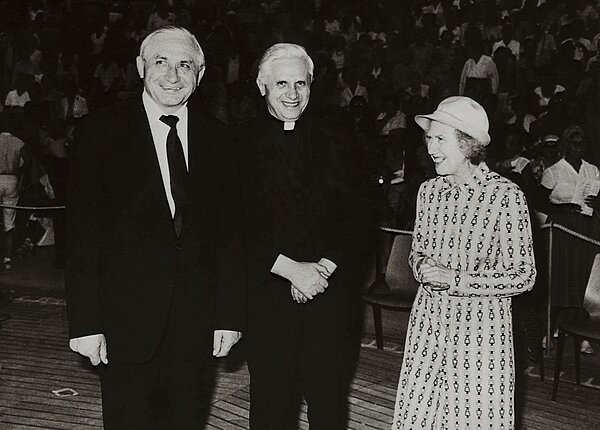 Georg Ratzinger, Domkapellmeister am Regensburger Dom, Kardinal Joseph Ratzinger, Präfekt der Kongregation für die Glaubenslehre, und ihre Schwester Maria bei der Internationalen Gartenbauausstellung (IGA) in München 1983. (Aufnahmedatum unbekannt)