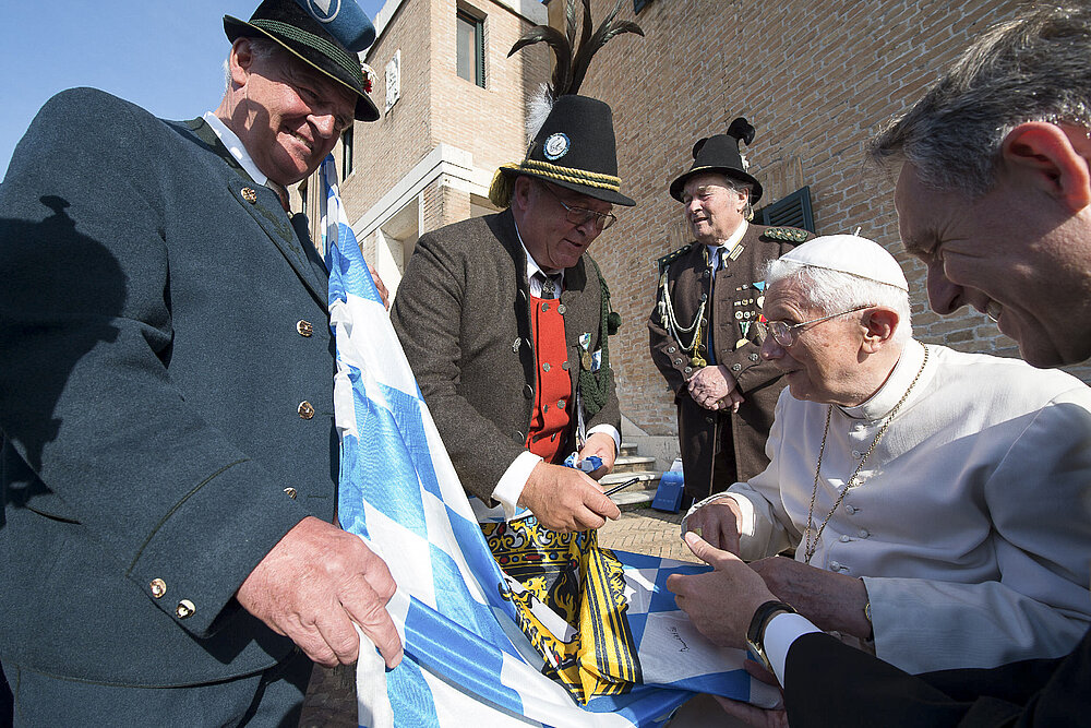 88. Geburtstag des emeritierten Papstes Benedikt XVI. am 16. April 2015 im Kloster "Mater Ecclesiae" im Vatikan. Benedikt XVI. empfängt Glückwünsche einer bayrischen Trachtengruppe.