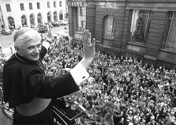 Professor Joseph Ratzinger, Erzbischof von München und Freising, wird am 1. Juli 1977 stürmisch von der Münchener Bevölkerung begrüßt. In Rom war ihm von Papst Paul VI. die Kardinalswürde verliehen worden.
