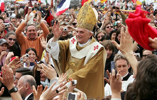 Fahrt über den Petersplatz nach der Amtseinführung. Der neue Papst wird von den Gläubigen stürmisch gefeiert. 