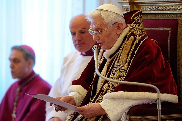 Papst Benedikt XVI. verkündet seinen Rücktritt während eines Konsistoriums am 11. Februar 2013 im Vatikan.
