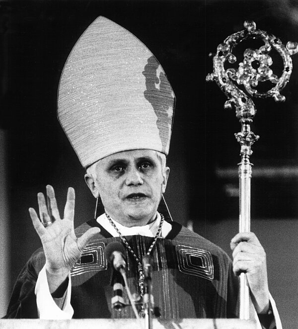 Mit einem Pontifikalamt im Münchener Liebfrauendom verabschiedet sich am 28. Februar 1982 der bisherige Erzbischof von München und Freising, Joseph Kardinal Ratzinger, von seiner Diözese. 