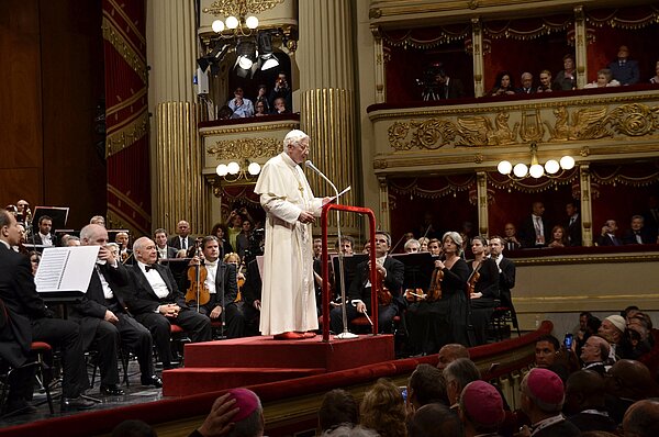 Vor eine Aufführung von Beethovens 9. Symphonie spricht Benedikt XVI. in der Mailänder Skala.