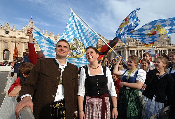 Pilger aus Rosenheim schwenken am Sonntag (24.04.2005) auf dem Petersplatz im Vatikan während des Einführungsgottesdienstes für Papst Benedikt XVI. ihre bayrischen Fahnen. An der feierlichen Zeremonie nehmen mehrere 100.000 Menschen aus aller Welt teil. Joseph Ratzinger wird als erster Deutscher seit fast 500 Jahren offiziell neues Oberhaupt der katholischen Kirche