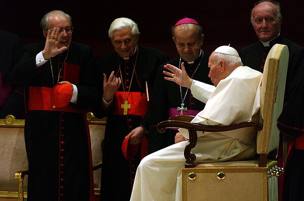 Als Präfekt der Glaubenskongregation war Joseph Ratzinger einer der engsten Mitarbeiter Papst Johannes Pauls II. 