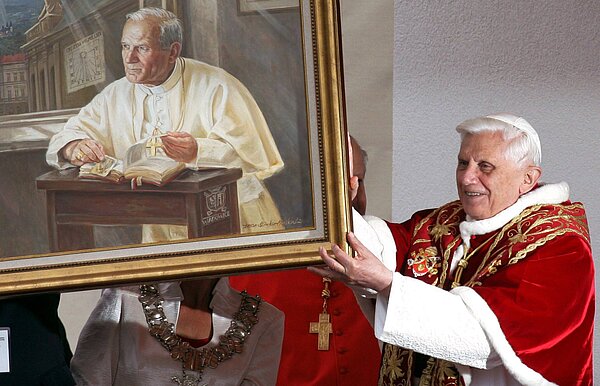 Papst Benedikt XVI. (GER) zeigt ein Bild von Johannes Paul II. anlässlich eines Besuchs in Wadowice - der Heimatstadt seines Vorgängers