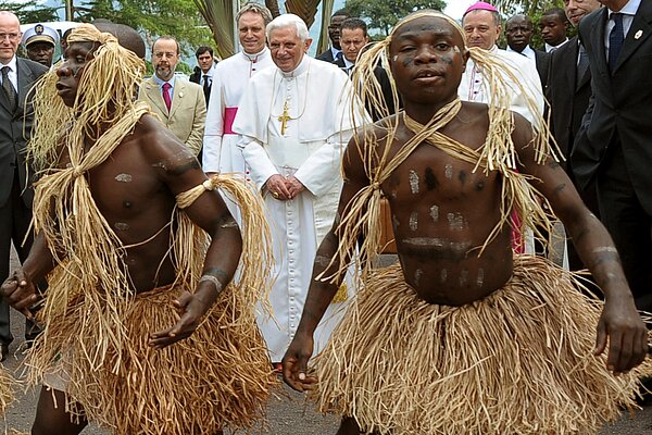 Ein Tanz für den Nachfolger des Apostels Petrus. Benedikt XVI. in Kamerun.
