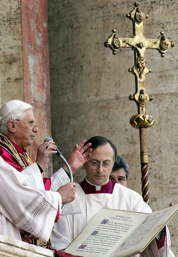 Am 19. April 2005 wählten die im Konklave versammelten Kardinäle den bisherigen Präfekten der Glaubenskongregation zum Nachfolger von Papst Johannes Paul II. Wenig später trat Benedikt XVI. auf den Balkon des Petersdomes, richtete erste Worte an die jubelnden Gläubigen und spendete seinen ersten Segen als Pontifex maximus.