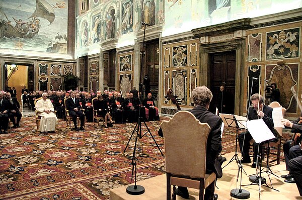 Papst Benedikt XVI. und der damalige Bundespräsident Horst Köhler verfolgen ein Konzert des Philharmonischen Quartetts Berlin in der Sala Clementina des Vatikans. Köhler hatte Benedikt das Konzert zum «Geschenk» gemacht, als der Papst im August 2005 zum Weltjugendtag in Köln war.