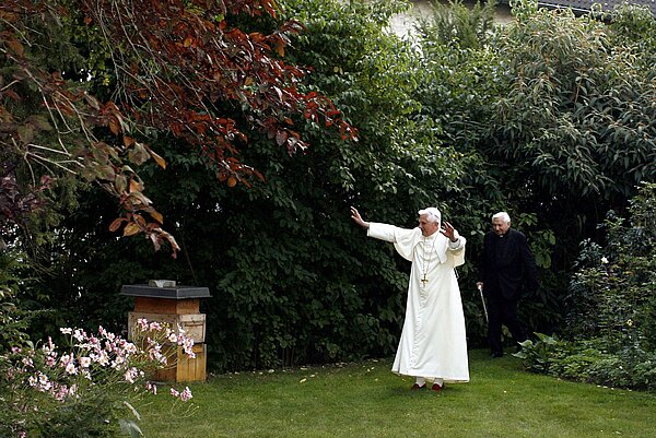 Papst Benedikt XVI. (l) winkt neben seinem Bruder Georg Ratzinger stehend am Mittwoch (13.09.2006) in Pentling, einem Vorort von Regensburg, vor seinem Privathaus den wartenden Gläubigen zu.