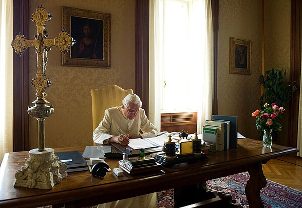 Papst Benedikt XVI. arbeitet an seinem Schreibtisch während seines Aufenthaltes in der päpstlichen Sommerresidenz Castelgandolfo am 17. Juli 2010.