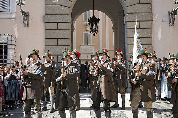 Volksmusikanten, Trachtler und Gebirgsschützen haben für Papst Benedikt XVI. einen bayerischen Festabend in der päpstlichen Sommerresidenz in Castel Gandolfo veranstaltet. Als nachträgliches Geburtstagsgeschenk für das Kirchenoberhaupt führten die Pilger aus der Erzdiözese München und Freising am Freitagabend (03.08.2012) heimatliche Tänze und Lieder auf. Benedikt XVI. war am 16. April 85 Jahre alt geworden.