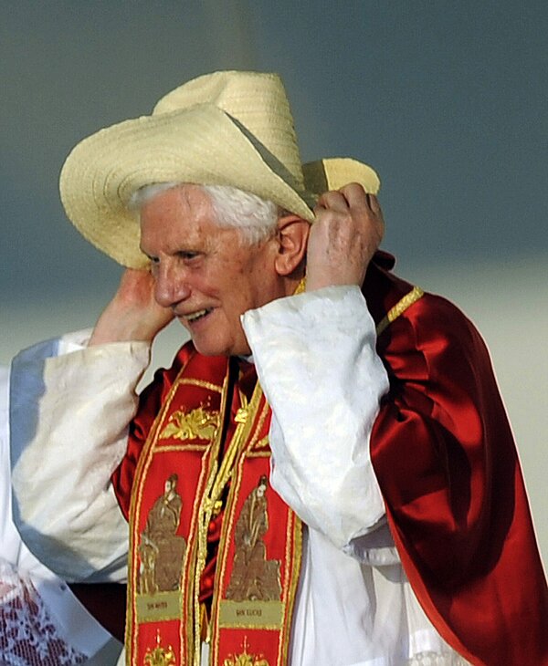 Papst Benedikt XVI. bekommt einen Hut geschenkt beim Willkommensgottesdienst am 18. August 2011 in Madrid.