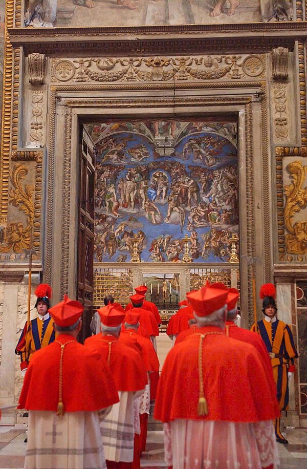 Kardinäle ziehen am 18.04.2005 zur Wahl des Papstes in die Sixtinischen Kapelle im Vatikan ein.