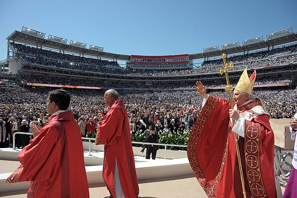 Papst Benedikt XVI. bei der Ankunft zu einer Messe im Baseballstadion von Washington, am 17. April 2008.