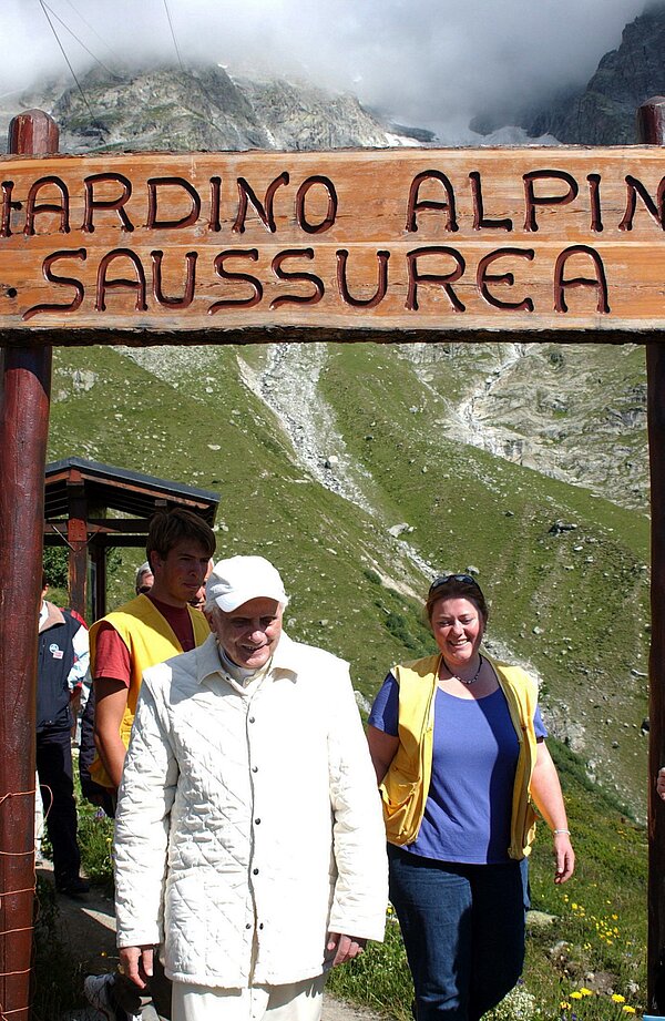 Papst Benedikt XVI. weiß gekleidet im Urlaub mit sportlicher Baseballmütze am Mont Blanc.