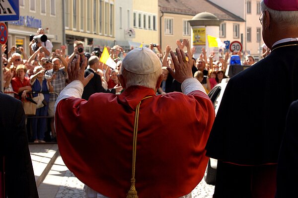 Besuch des Heiligen Vaters am 13. September 2006 in Regensburg. Papst Benedikt XVI. begrüßt Gläubige.