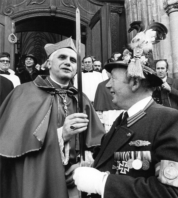 Die Schärfe des Säbels prüft Kardinal Joseph Ratzinger, als ihm Andreas Stadler, Hauptmann der bayerischen Gebirgsschützen, die angetretenen Kompanien gemeldet hat.