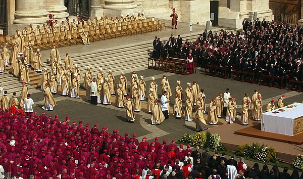 Amtseinführung von Papst Benedikt XVI.am 24. April 2005 auf dem Petersplatz in Rom. 