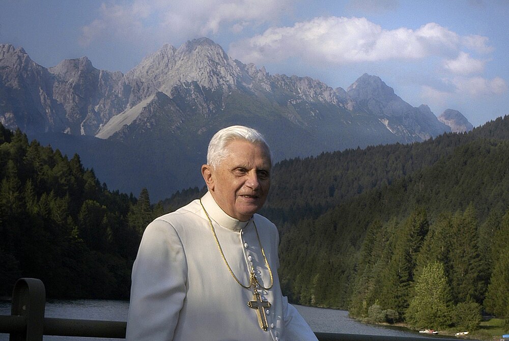 Erholung bei einem Spaziergang in den Dolomiten. Im Hintergrund sieht man die Berge.