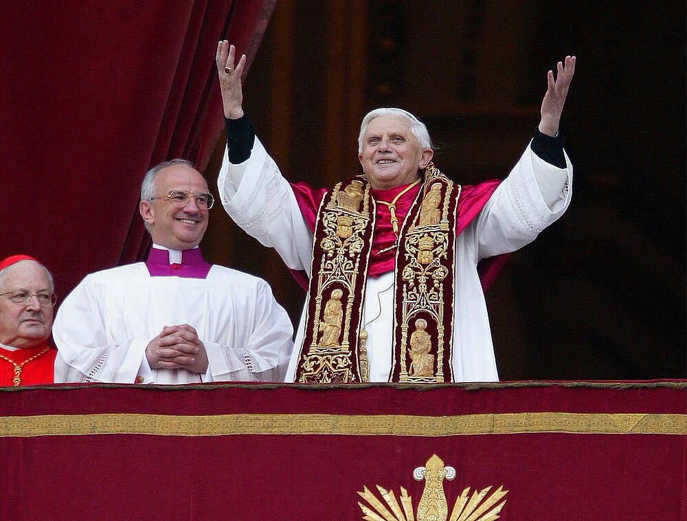 oseph Ratzinger wird neuer Papst, er nennt sich Benedikt XVI. und gruesst auf den Balkon der Petersbasilika die versammelten Glaeubingen auf dem Petersplatz