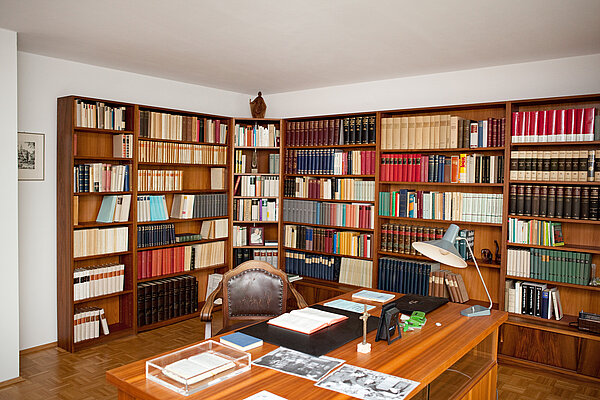 Blick in das Arbeitszimmer von Professor Ratzinger in Pentling.Im Arbeitszimmer befindet sich eine kleine Bibliothek mit theologischer Literatur und ein Nachbau seines Schreibtisches.
