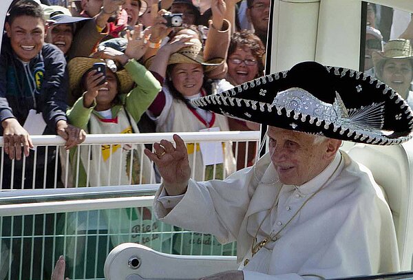 Beim seinem Besuch in Mexiko trug Benedikt XVI. am 25. März 2012 die traditionelle Kopfbedeckung des Gastlandes und sorgte für Begeisterung.