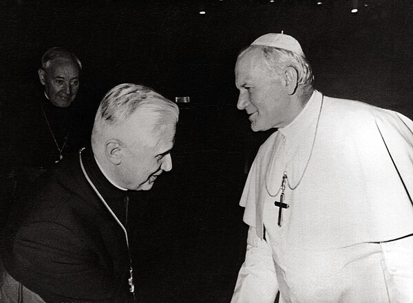 Joseph Ratzinger (l.), Erzbischof von München und Freising, und Papst Johannes Paul II. am 5. November 1979 im Vatikan.