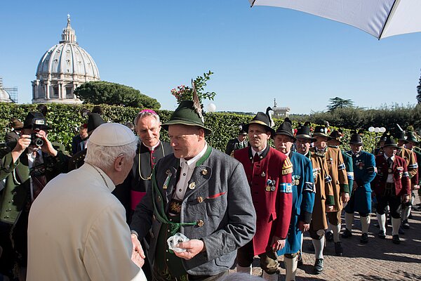 Gebirgsschützen gratulieren dem emeritierten Papst Benedikt XVI. Eine Abordnung von Gebirgsschützen überbrachte dem emeritierten Papst Benedikt XVI. Glückwünsche zum 90. Geburtstag aus seiner bayerischen Heimat.