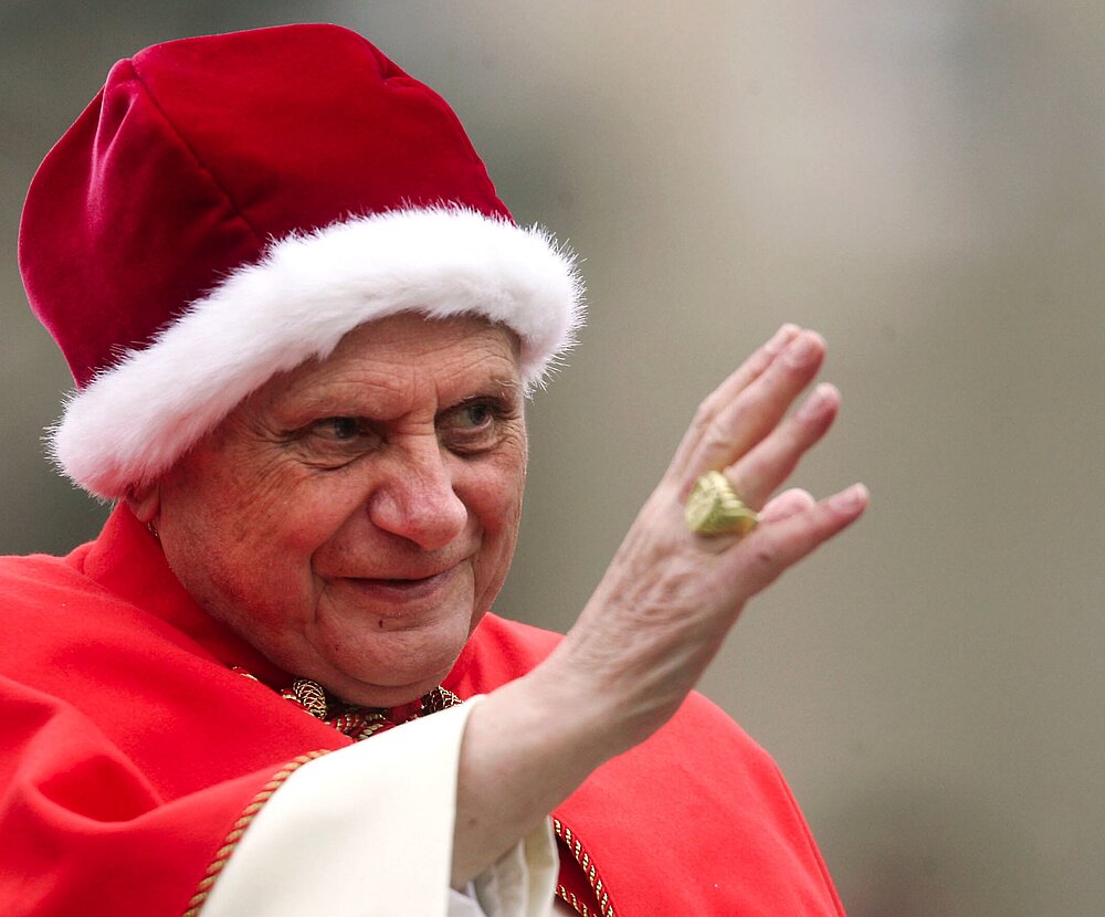 Papst Benedikt XVI. winkt während der wöchentlichen Generalaudienz am 21. Dezember 2005 auf dem Petersplatz im Vatikan. Bei seiner Ansprache im Freien trug er ein Camauro - eine rote Mütze mit weißem Pelzbesatz.