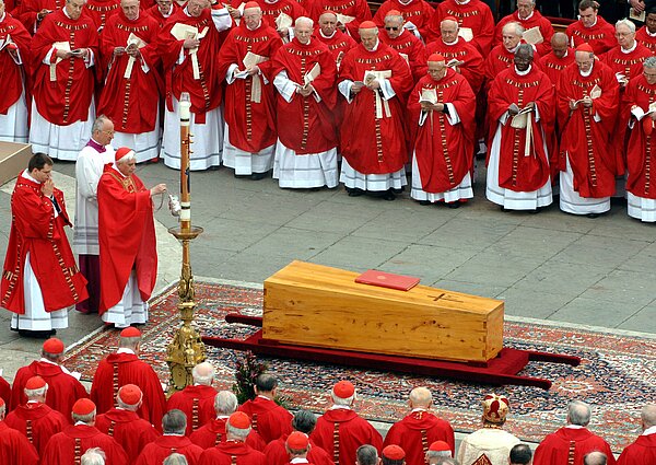 Der deutsche Kardinal Joseph Ratzinger (3.v.l.) segnet den Sarg mit dem Leichnam von Papst Johannes Paul II. bei der Trauerfeier am Freitag (08.04.2005) auf dem Petersplatz im Vatikan. Der Papst ist am vergangenen Samstag im Alter von 84 Jahren gestorben.