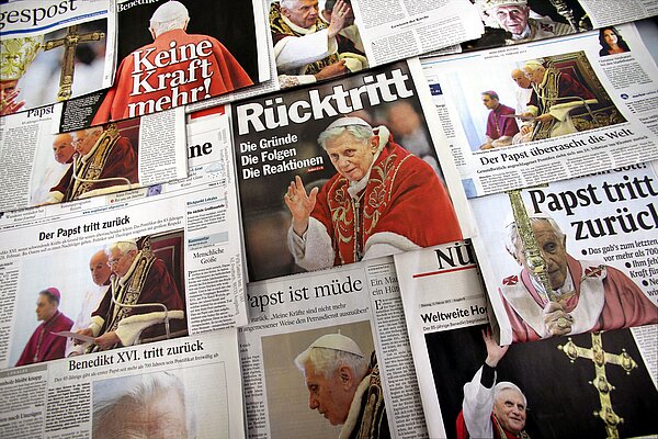 Auf sämtlichen Titelblättern deutscher Tageszeitungen ist am 12.02.2013 in München (Bayern) der Rücktritt des Papstes Titelthema.