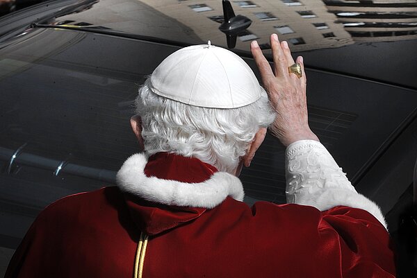 Papst Benedikt XVI. ganz klassisch mit dem päpstlichen weißen Pileolus.